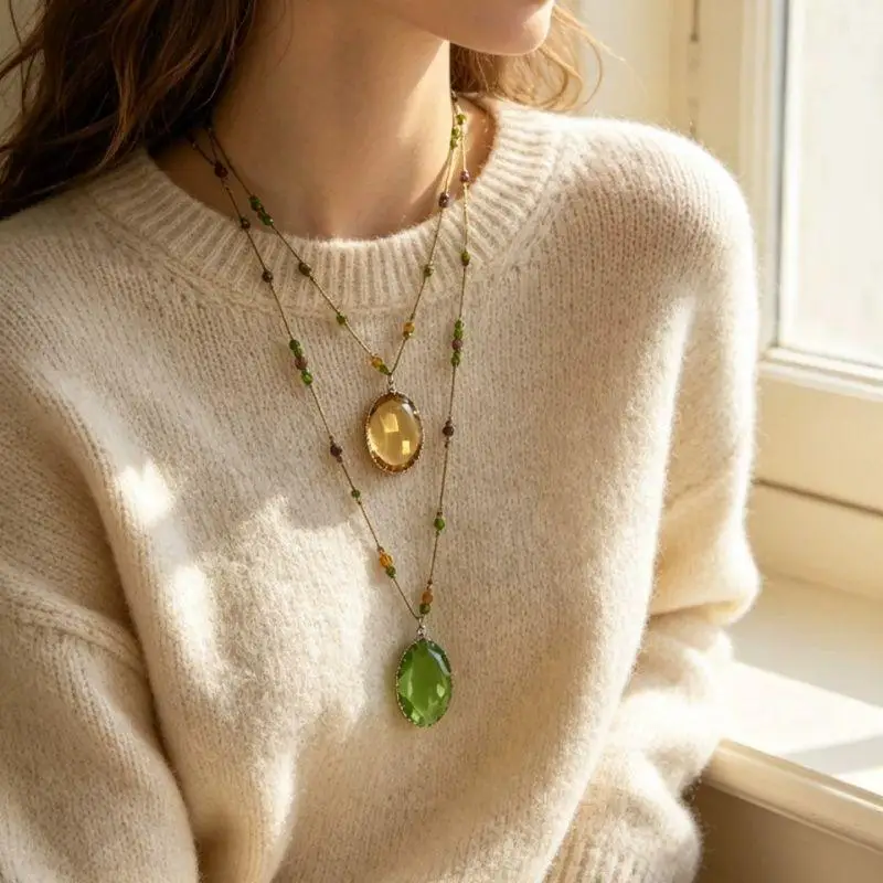 Ovaler Kristall-Langkettenanhänger für Damen, trendiger Schmuck in Grün-Champagner-Farbe für Party- und Freizeitoutfits. – Detail 1