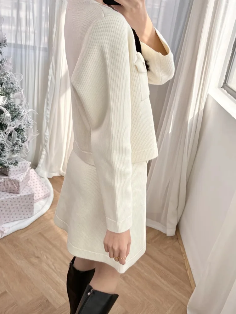 

Women's white elegant two-piece suit long-sleeved pocket cardigan or slim-fit pocket skirt