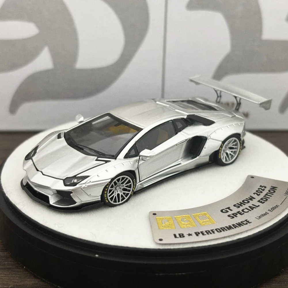 

Литая под давлением модель автомобиля PGM 1:64 Liberty Walk LP700-4