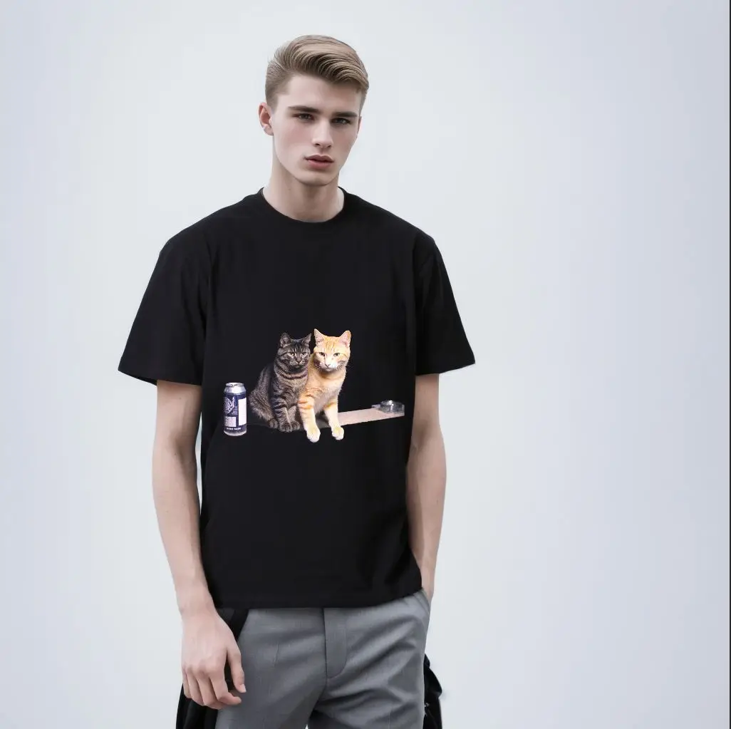 تي شيرت أبيض بتصميم مطبوع لقطط تابي باللون الرمادي الداكن والبرتقالي الفاتح جنبًا إلى جنب، علبة مشروبات داكنة على اليسار، موزع شريط #5