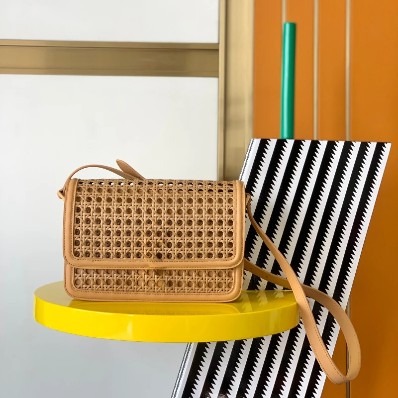 

2026 Luxury Designer Women Fashion Hollow Beach Bag Famous Brand Weaving Hand Woven Single Crossbody Flip Small Handheld Bags