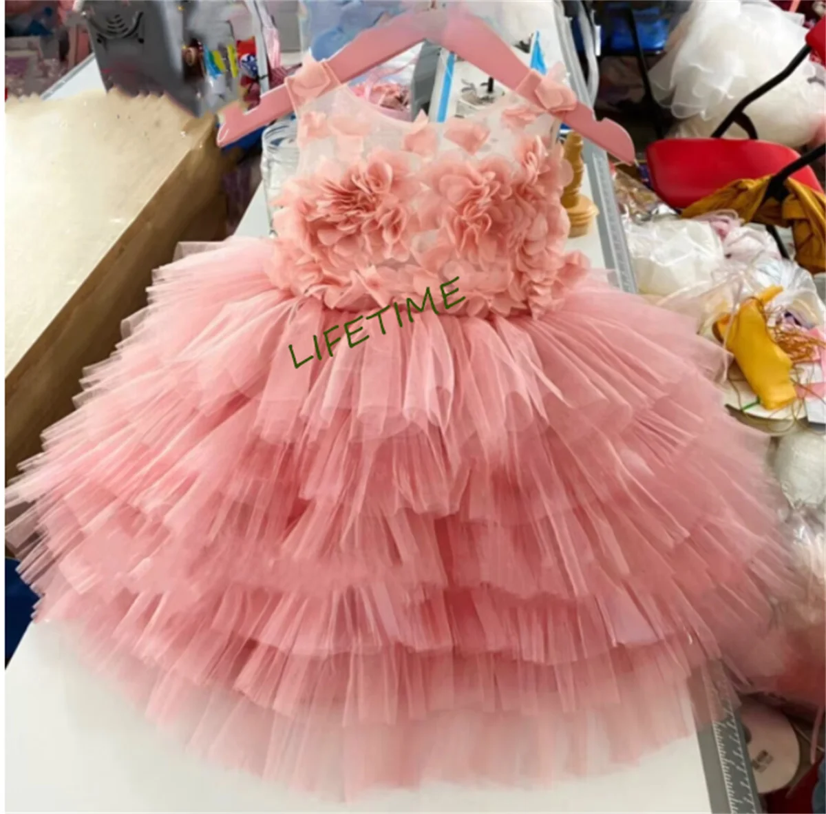 Maßgeschneidertes rosa Baby Mädchen Geburtstagskleid Puffy Tutu 3D Blumen knielanges Erstkommunionkleid Blumenmädchenkleider Kinderkleider