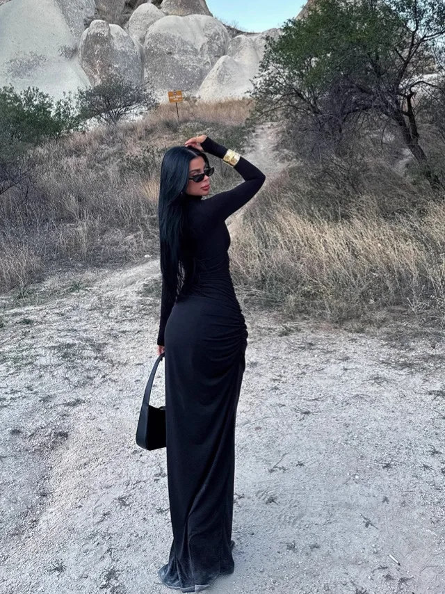 ボディコンドレス ボディプリント 女性 森林 森林に覆われた緑の空間 葉っぱが茂った松の木 香りのよい野生生物がいっぱいの小道を歩く