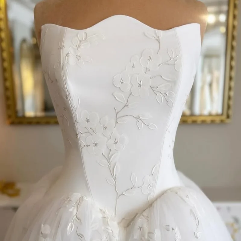 Abiti da sposa bianchi in stile corto lucido Il corsetto in pizzo glitterato con spalle scoperte Una gonna Abiti da sposa multistrato Realizzato