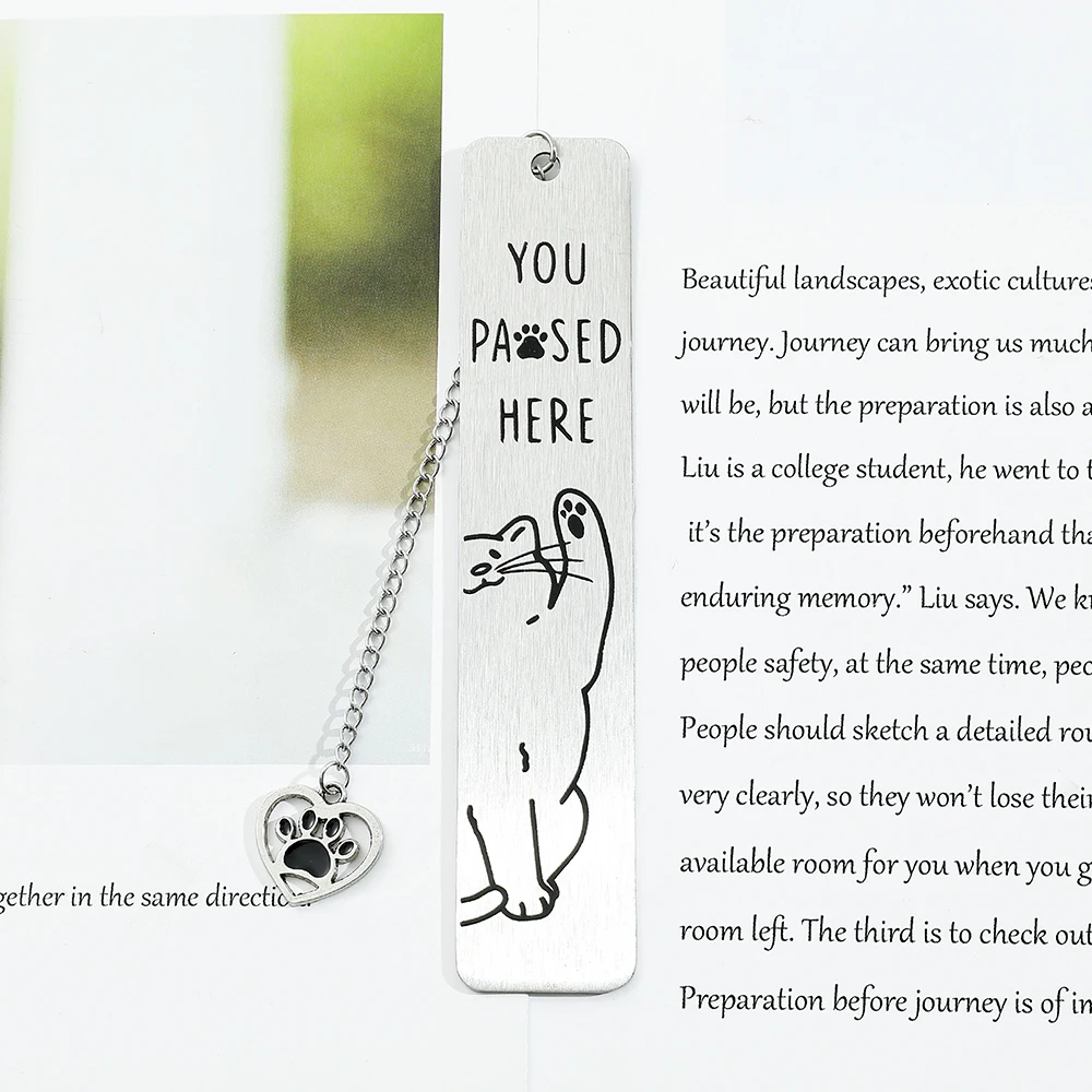 A cute black cat bookmark, made of stainless steel material with a chain - the perfect gift for cat slaves and bookworms