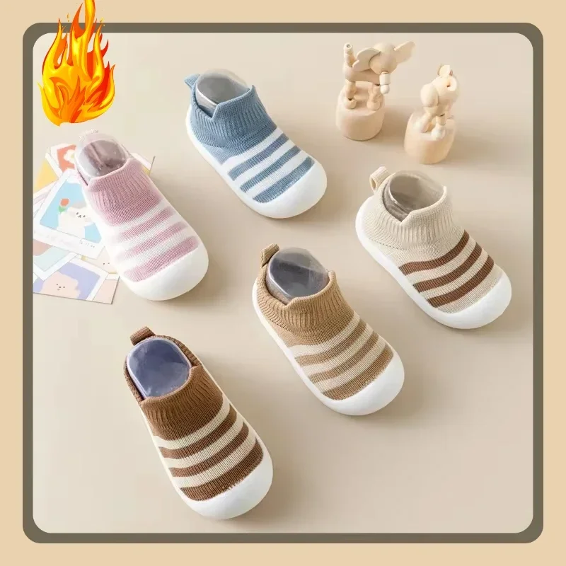 أحذية كلاسيكية للأطفال الصغار على الطراز الكوري للربيع والصيف أحذية داخلية للأطفال مقاومة للاهتراء وغير قابلة للانزلاق أحذية جوارب للأطفال
