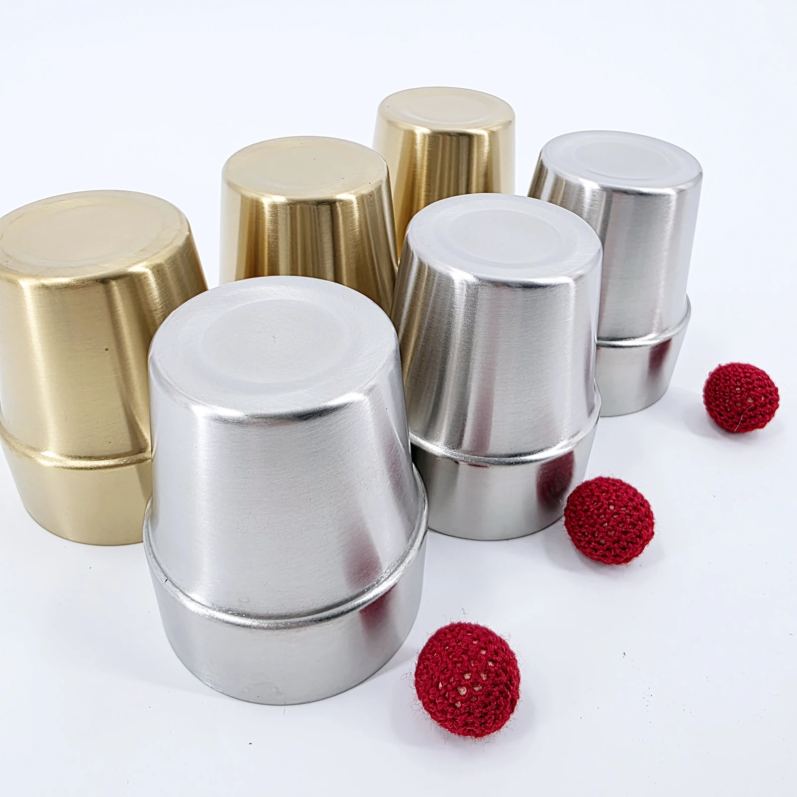 

Три чашки и шарики из нержавеющей стали. Фокусы — профессиональные чашки с 4 шариками ручной работы для выступления на сцене крупным планом.