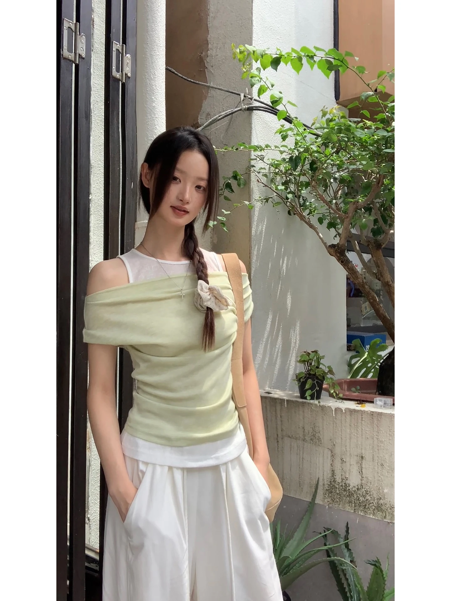 تي شيرت نسائي أحمر بأكمام قصيرة وكتف مكشوف بأسلوب ناضج خفيف، إصدار جديد للصيف، ملابس كاجوال أنيقة للسيدات #3