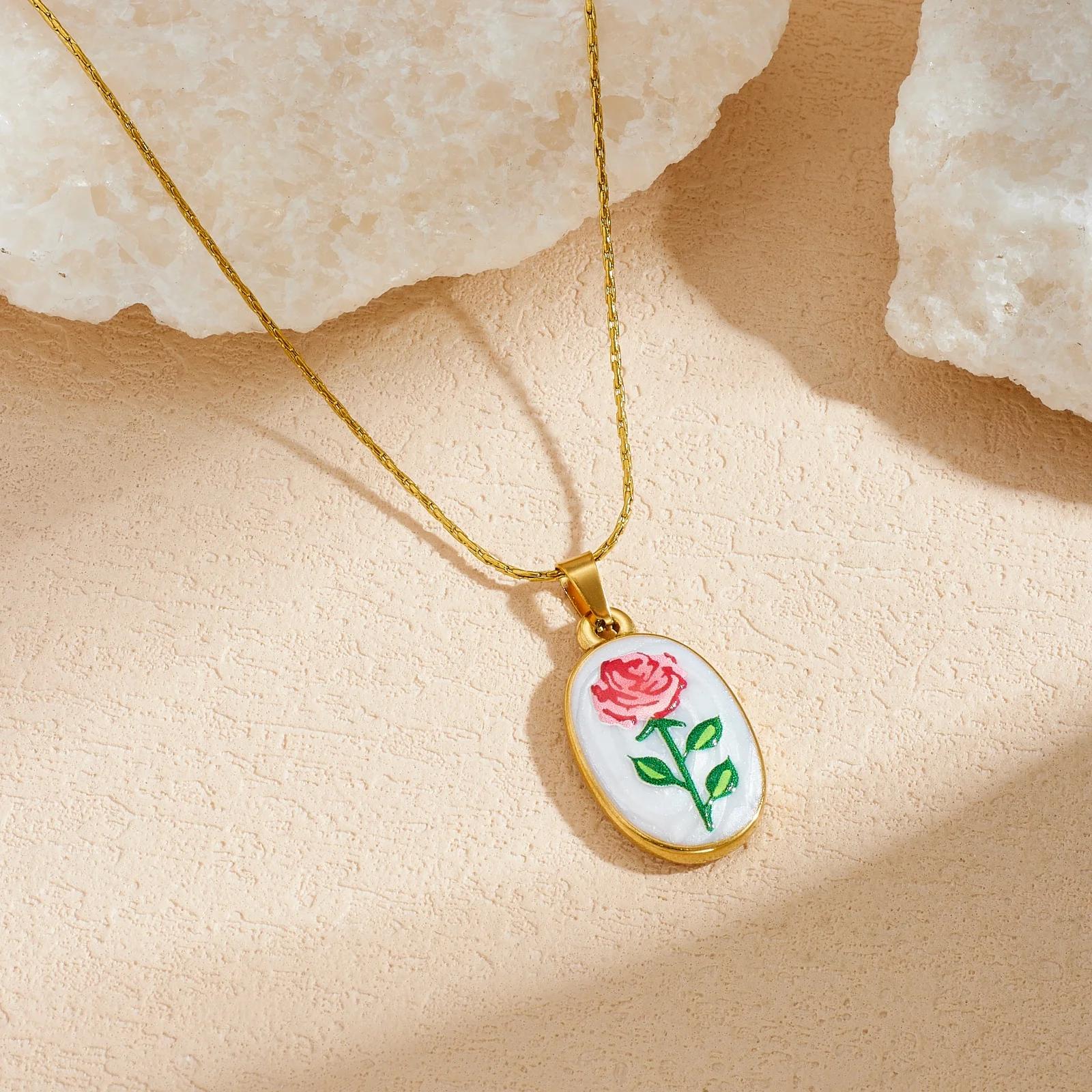 Edelstahl-Halskette mit rotem Rosen-Emaille-Inlay, ovaler Anhänger für Damen, Valentinstag, nicht verblassende Halskette, Schmuckgeschenk