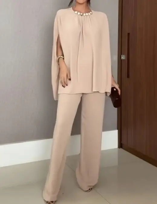 Zestaw damski: elegancki top z okrągłym dekoltem, rękawami typu nietoperz i luźnym krojem, zdobiony perłami w jednolitym kolorze, oraz spodnie z szerokimi nogawkami – stylowy komplet na rok 2025.