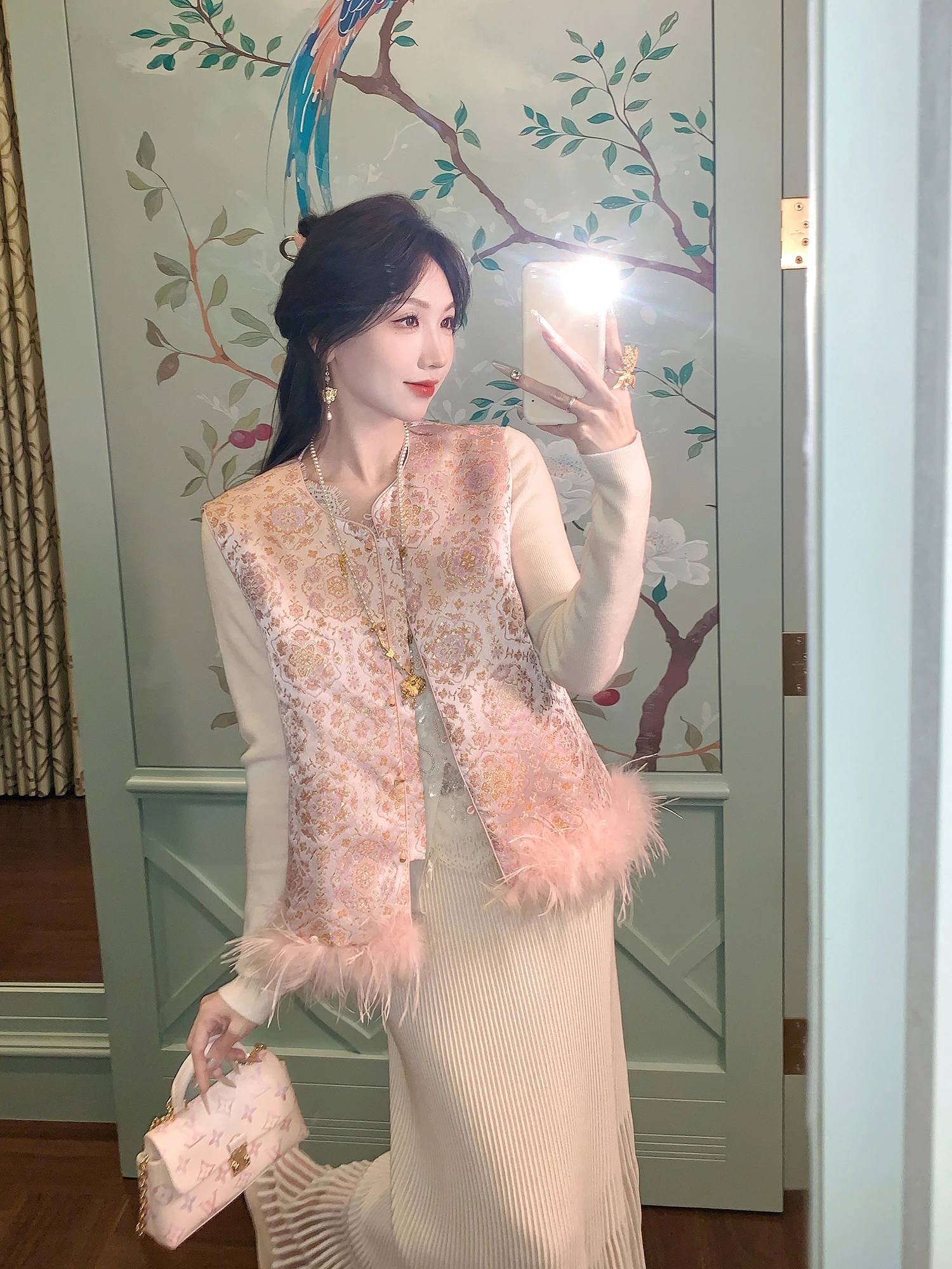 

New Chinese Sle Women's Vest Autumn 2025 Design Sensation Svel Furry Vest Top Thin ort Plant Floral Pattern