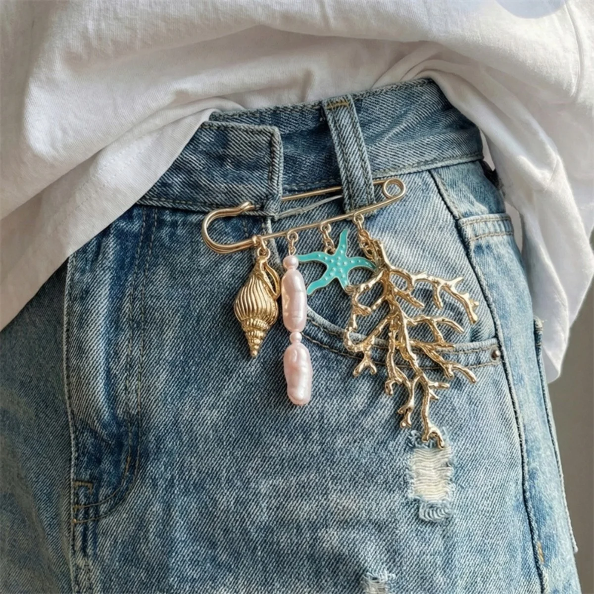 Metall-Muschel-Fisch-Broschen mit unregelmäßigen Imitationsperlen für Damen und Herren, Hummer-Korallen-Blumen-Krabben-Herz-Sonnen-Anstecknadeln, Sommerschmuck – Detail 10