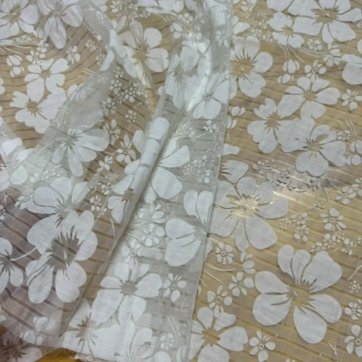 

Fresh Blossom White Bubble Textured Jacquard Organza Fabric Color Woven Material For Blouse Dress Skirt Spring Summer Sewing