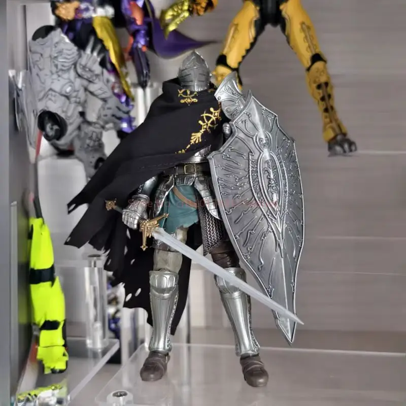En Stock Figma Demon's Souls armadura estriada modelo de figura de acción Caballero Poseable con capa espada coleccionable Anime juguete para regalo adultos