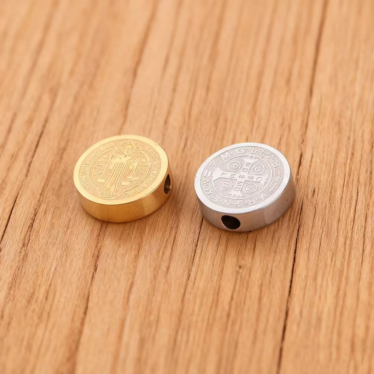 

10pcs/lot Mirror Polished Stainless Steel Saint Benedict Bead Charm 10mm Round Bead Pendant for DIY Jesus Jewelry Craft Making