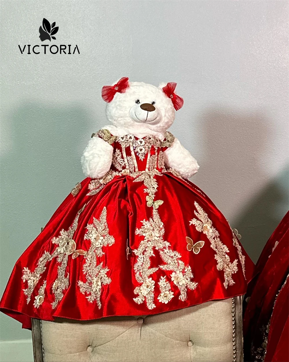

Luxurious Red Off The Shoulder Personalized Quinceanera Teddy Bear Dresses Gold Beaded Lace Appliques Sweet Quince Gifts