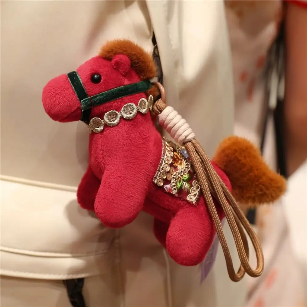 Grappige 15 cm pony sleutelhanger creatieve tas charmes nieuwjaar paard hangende mascotte ornamenten paard hanger nieuwjaar decor