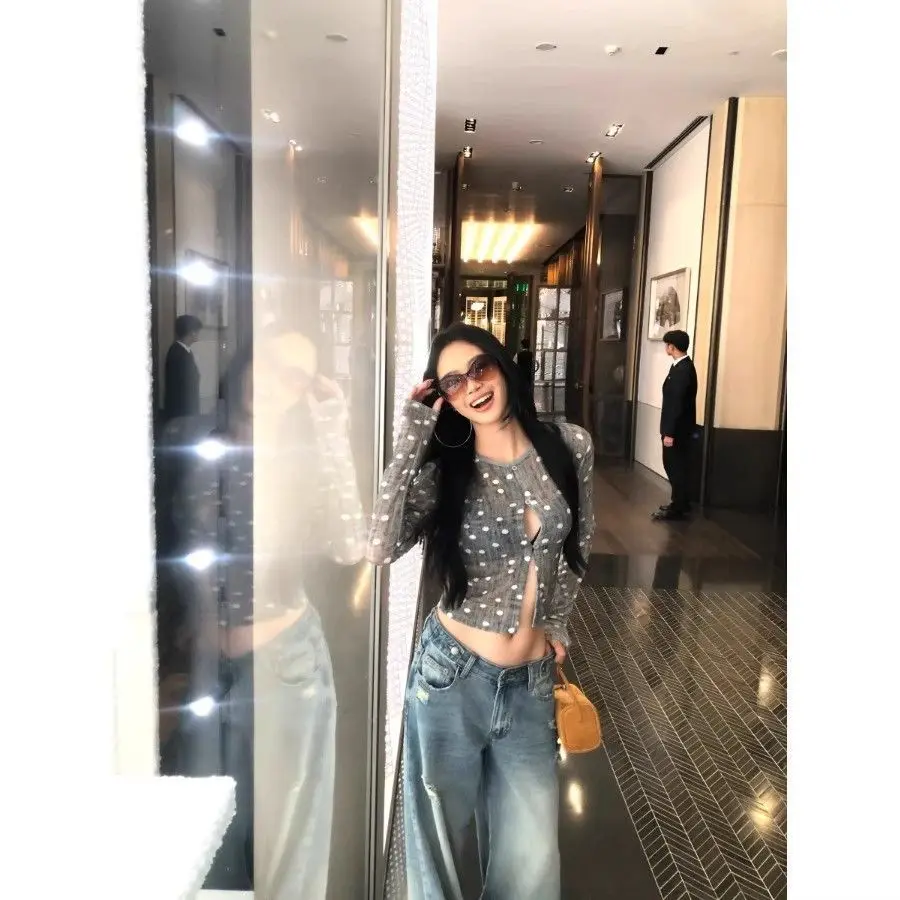 تي شيرت نسائي عتيق منقط - قميص خريفي بأكمام طويلة ورقبة دائرية مفتوح من الأمام، سترة صوفية بقصة ضيقة Y2K، فتاة مثيرة فريدة من نوعها