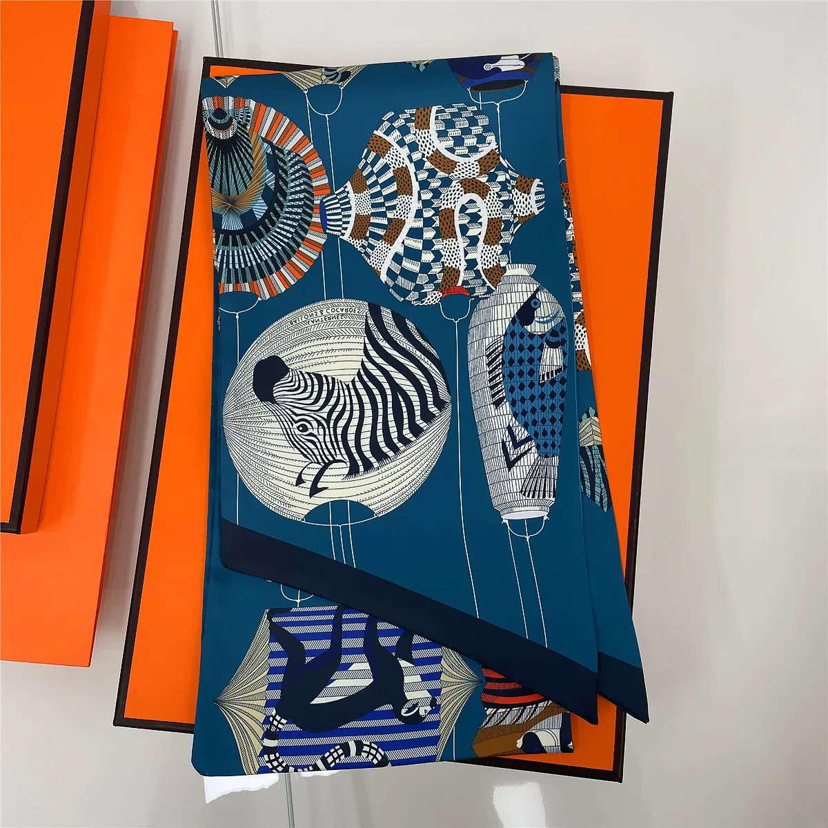 Koreanische Version der neuen Tierlaterne Damenmode Vielseitiger doppellagiger Druckstreifen Dekorativer Twill-Seidenschal Geschenk