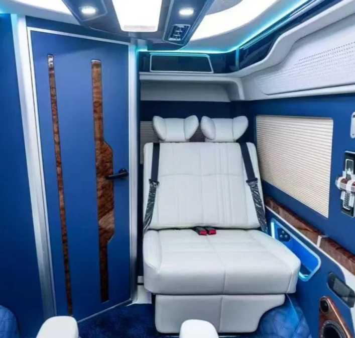 

Изготовленные на заказ двойные сиденья для автодомов/школьного автобуса с откидной крышкой - складываются, из классической кожи. Минибасы и идеальные для кемпенов Toyota HiAce