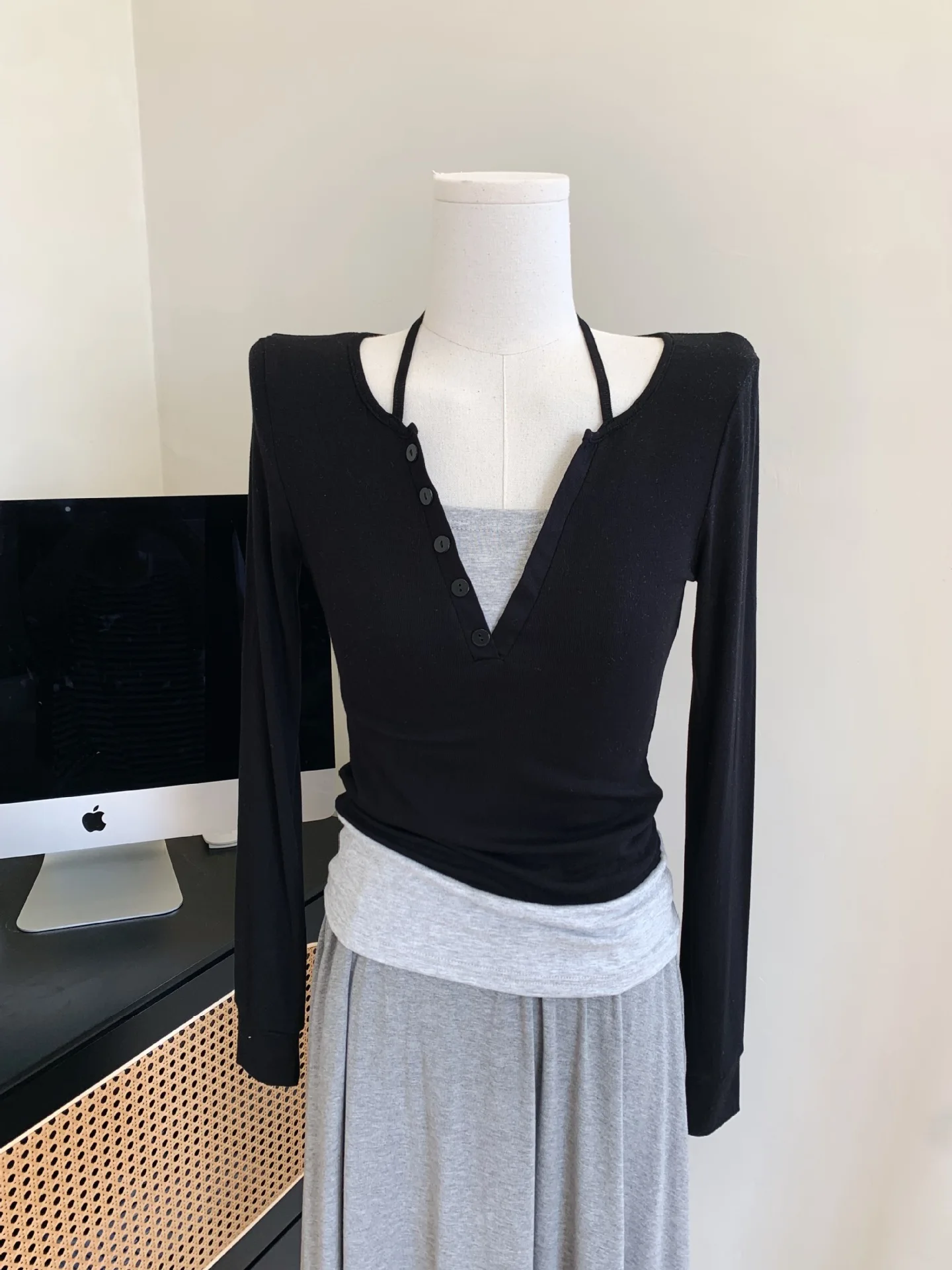 

Knitted V-neck Top New Autumn Europe And The United States Classic One-piece Two Fashion Short Black Casual Women's Small Shirt