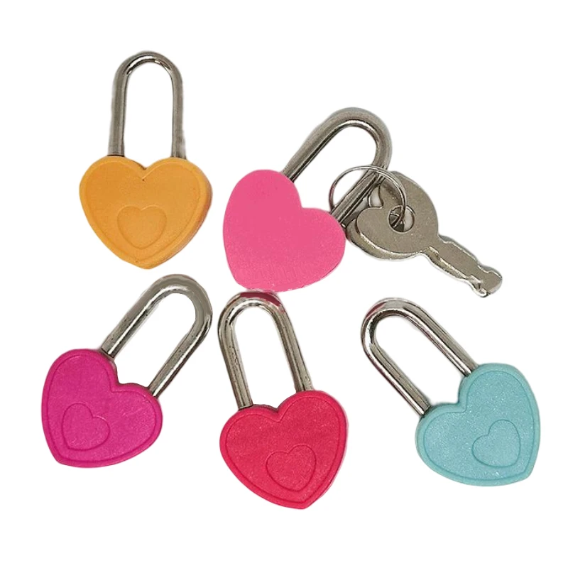 1Pc Plastic Hoesje Mini Hart Vorm Hangsloten Mini Hangsloten Met 2 Sleutels Slot Voor Sieraden Doos Dagboek Koffer Willekeurige Kleur