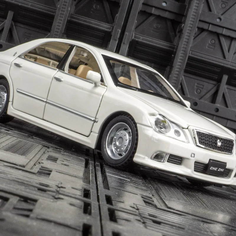 1:32 Decoración de modelo de coche de aleación Toyota Crown de 12. a generación, puertas y capó de motor, el maletero se puede abrir tiene sonido y iluminación