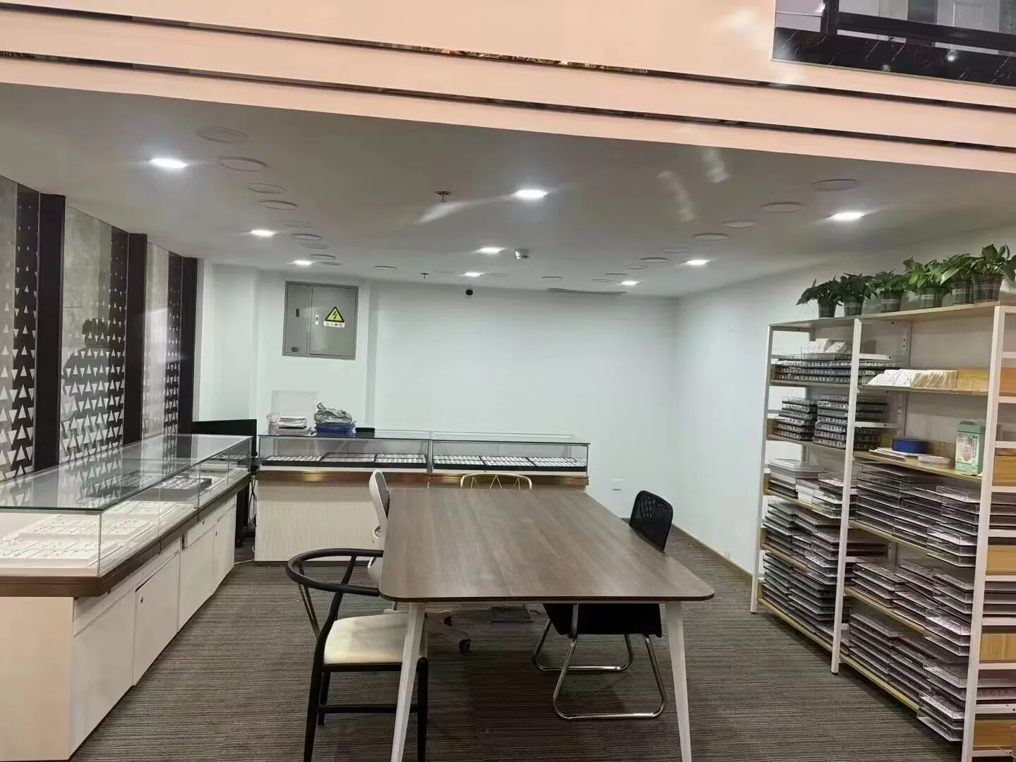 The factory specializes in customizing high-end jewelry for customers