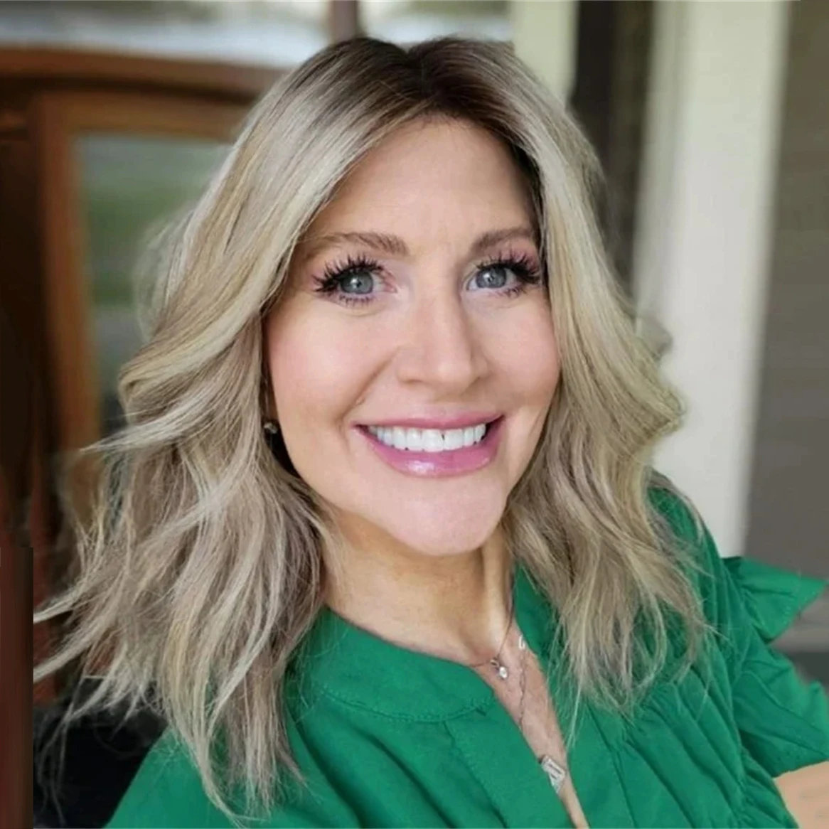 

Парик с кружевной передней частью, светло-пепельный балаяж с прядями, натуральные волны, короткий, с HD-кружевной передней частью, из термостойкого синтетического волокна, для женщин