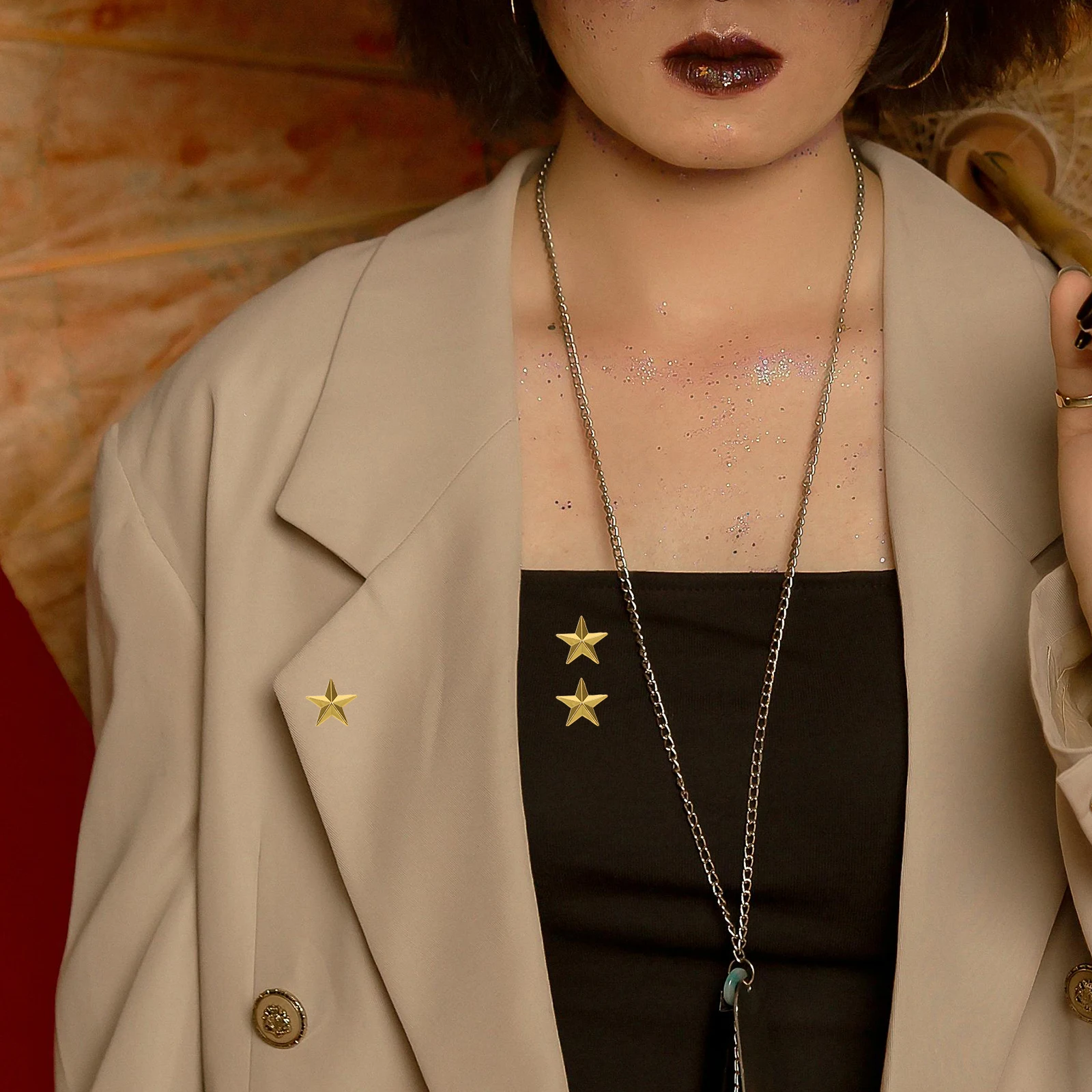 

1 комплект, брошь на лацкане с золотой звездой, пятиконечный патриотический значок, мужские аксессуары, легкий клатч-бабочка, блестящий прочный костюм