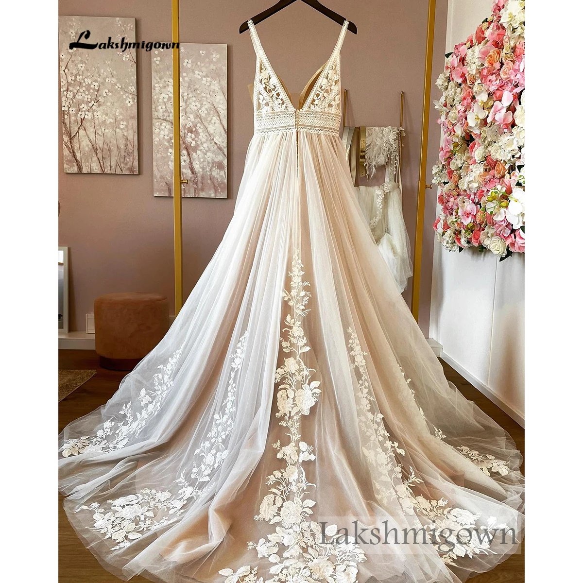 Lakshmigown Schickes, böhmisch inspiriertes Brautkleid mit tiefem V-Ausschnitt, doppelten Spaghettiträgern, Empire-Taille, Spitzenoberteil und Tüllrock in A-Linie – Detail 6