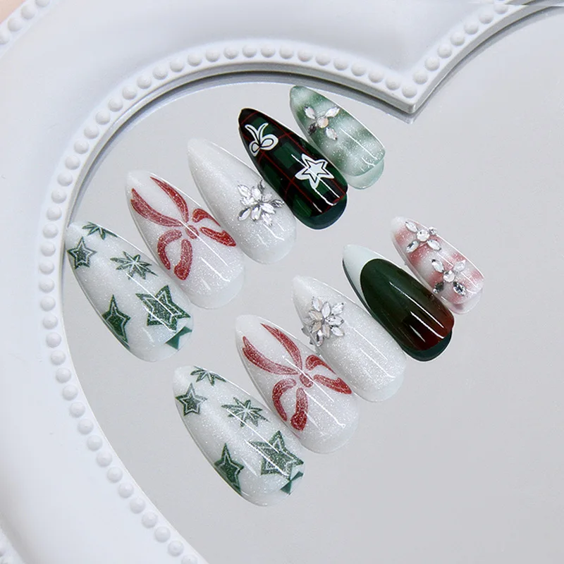 เล็บปลอม 24 ชิ้น ลายเกล็ดหิมะคริสต์มาส ลายตาแมว ปลายเล็บแบบฝรั่งเศส พร้อมลายสก็อตสีแดงและสีเขียว แบบกดติด เหมาะสำหรับสาวๆ