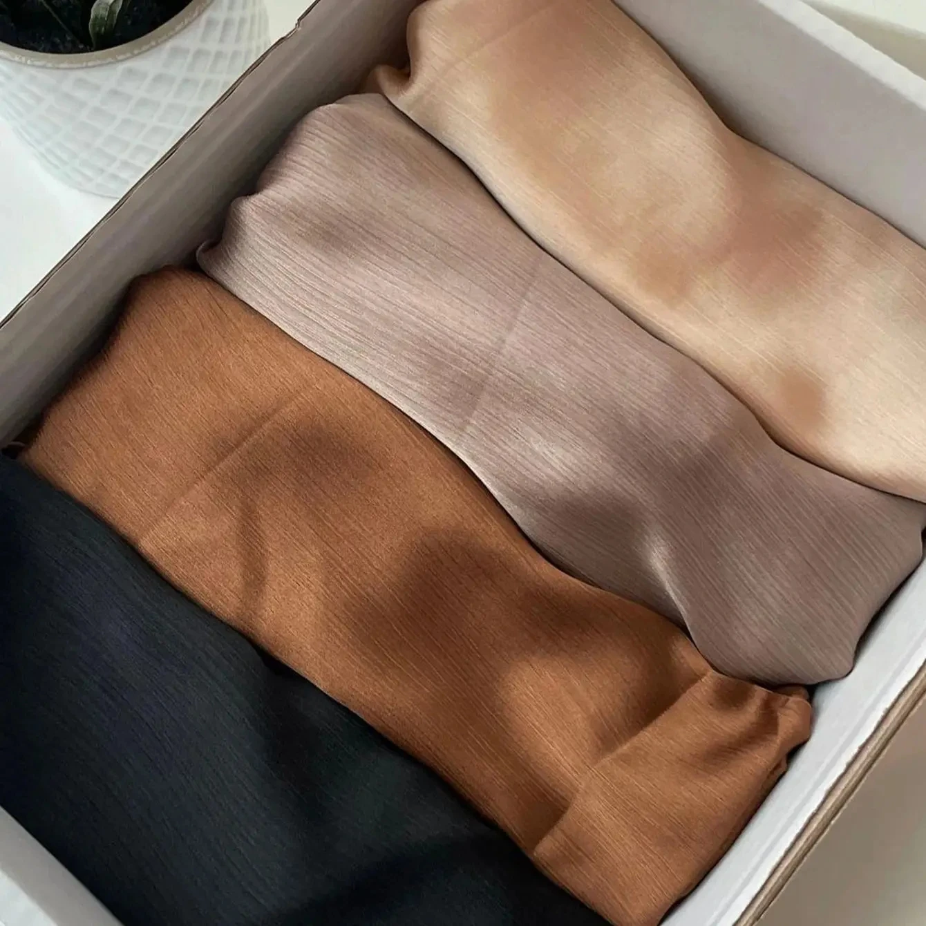 イスラム教徒の女性のためのプレミアムサテンクリンクルヒジャーブ、シフォンショール、プレーンヒジャーブ、イスラムターバン、プリーツスカーフ、ラマダン、ホット