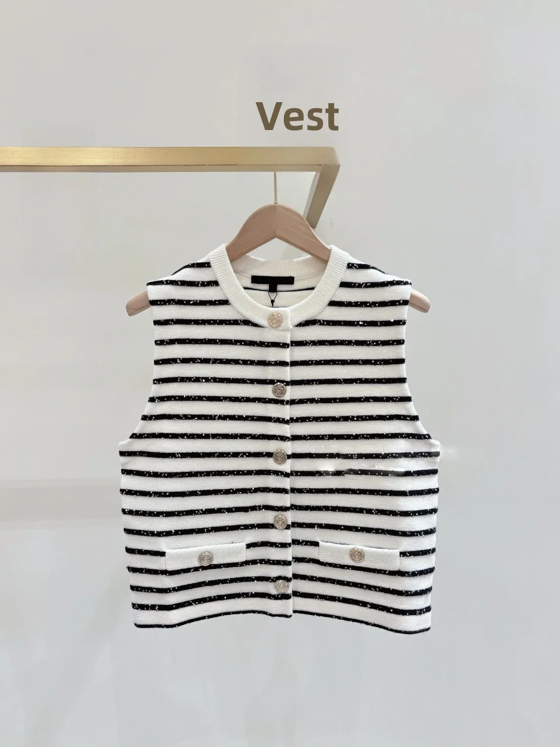 

Женский вязаный жилет M Home 2025: Ретро-стиль, черно-белые полосы, пайетки, круглый вырез, на одной пуговице, для повседневной носки