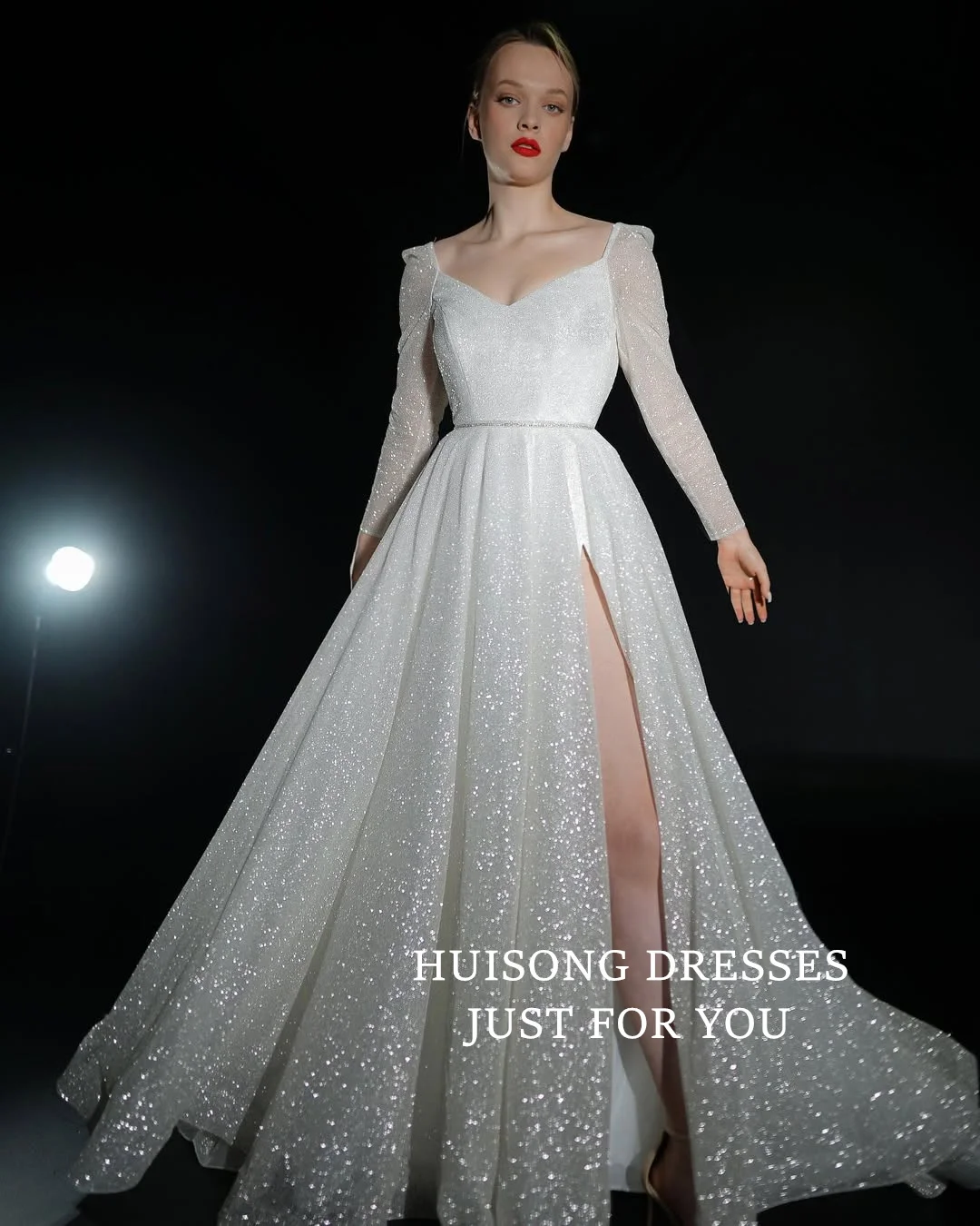 

HUISONG Customized Glitter Wedding Dresses V-Neck Long Sleeves High Side Split A-Line Beach Bridal Gown vestidos de novia