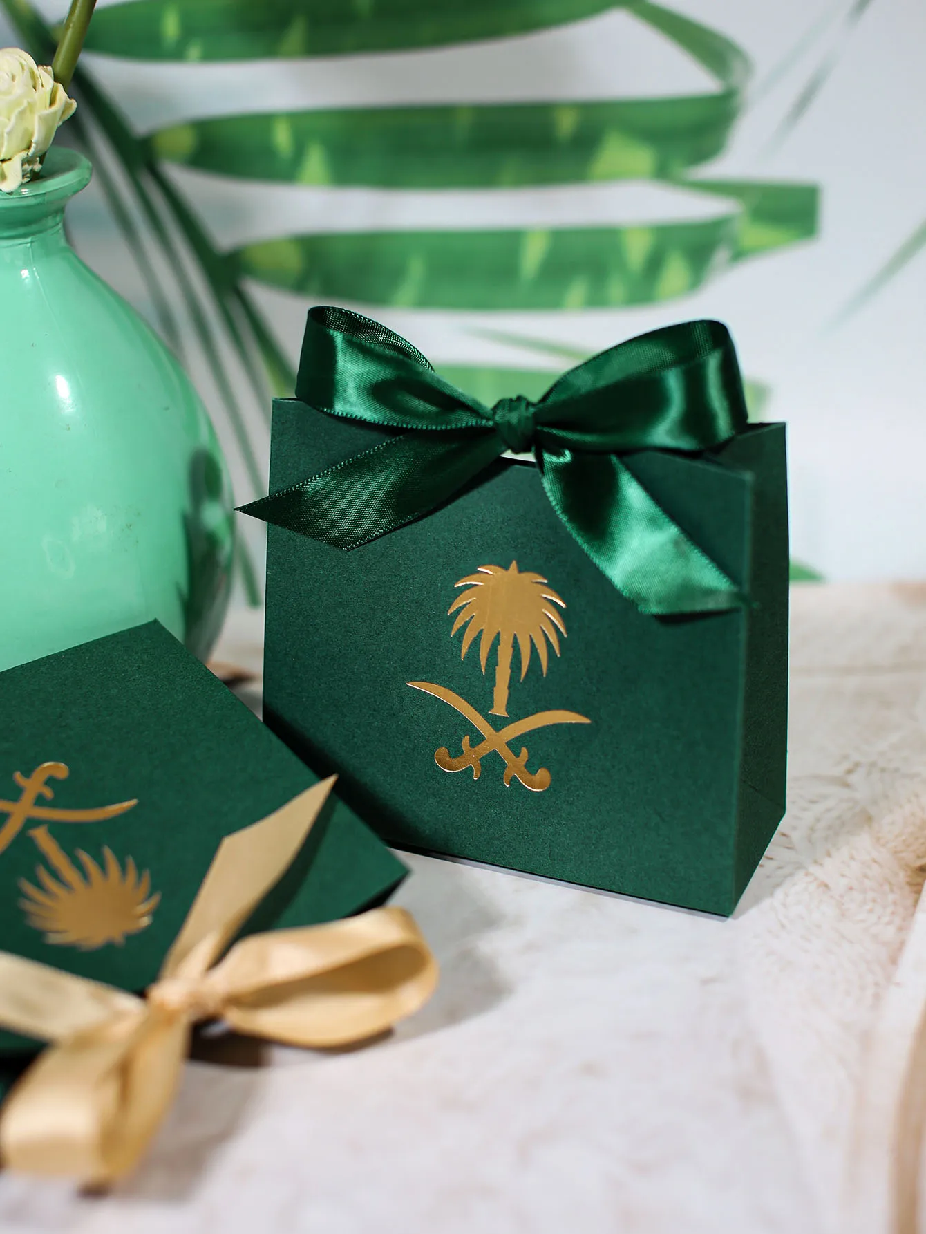 10 Stück quadratische Geschenkboxen zum Saudi-Nationaltag mit Saudi-Emblem-Aufdrucken und Satinschleifen, für patriotische Feiern