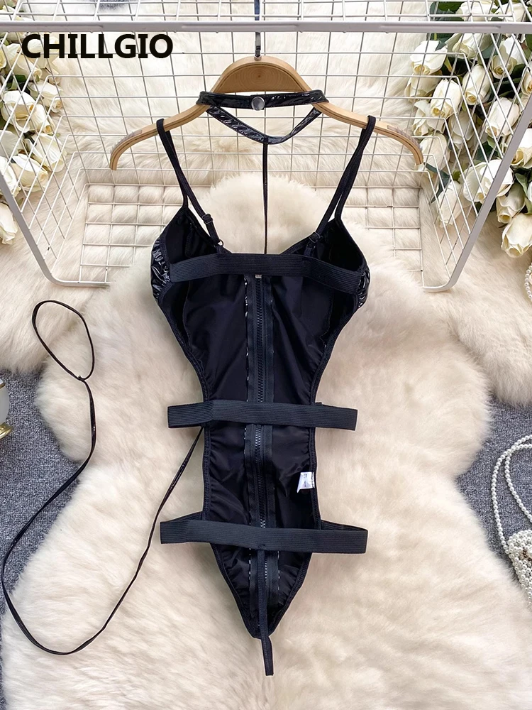 CHILLGIO kadınlar seksi PU fermuar tulumlar Halter moda erotik Strappy Bodysuits Backless tek parça kombinasyonu Bodycon tulum