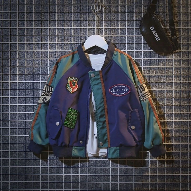 سترة جديدة لربيع وخريف الأولاد لعام 2025 على الطراز الكوري سترة بيسبول أنيقة متعددة الشعار مرقعة للأطفال عصرية #1