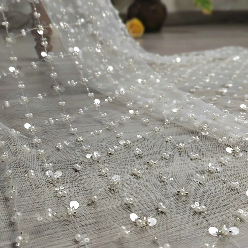 

Великолепная тюлевая ткань с жемчужными блестками и бусинами для вышивки трубками для нежных свадебных платьев, блестящая сетчатая ткань, продается на метр