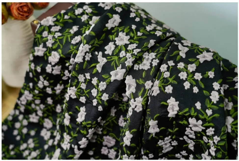 Tessuto jacquard in rilievo floreale piccolo nero elegante da 1 metro, abito retrò, gonna soffice, borsa, tessuto da cucito decorativo
