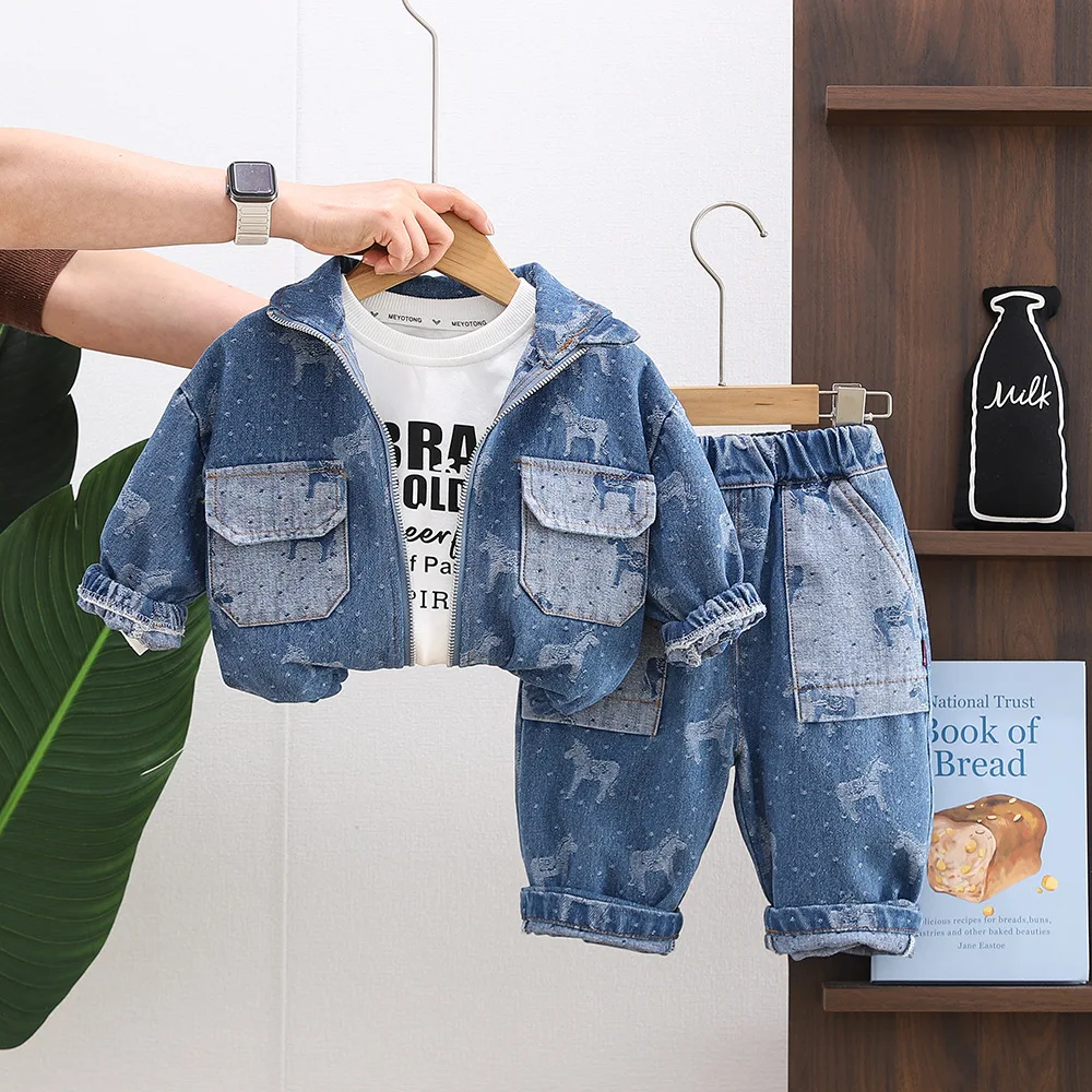 

Комплект из 3 предметов для мальчиков: джинсовая куртка, футболка и брюки с принтом лошади. Новая коллекция 2026 года. Повседневная весенняя одежда для малышей.