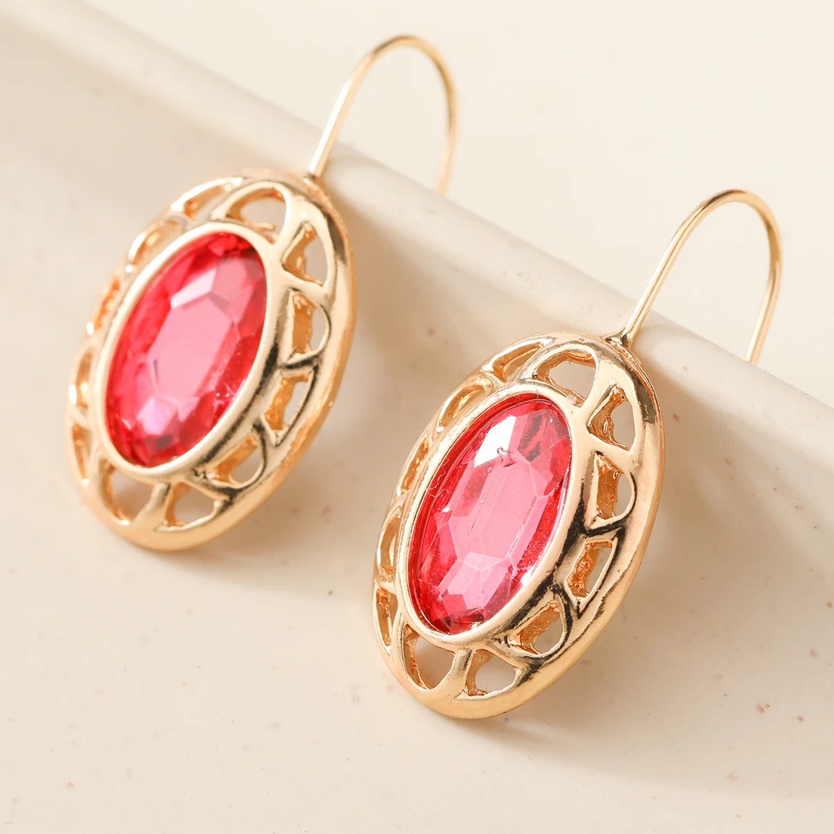 Elegant and Retro Hollow Oval Frame with Pink Artificial Gemstones, Suitable for Use in Party and Event Settings.