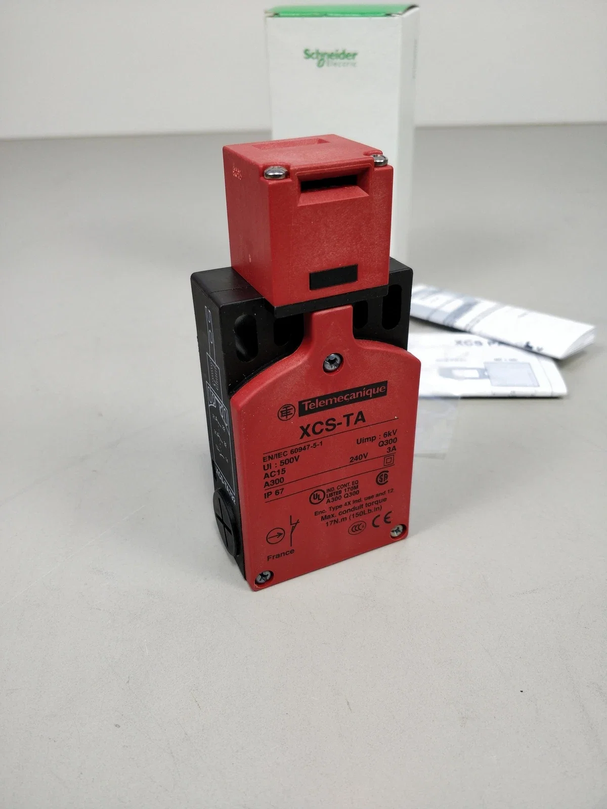 

XCSTA792 Plastic safety switch XCSTA - 2 NC + 1 NO - slow break - 2 entries tapped M16