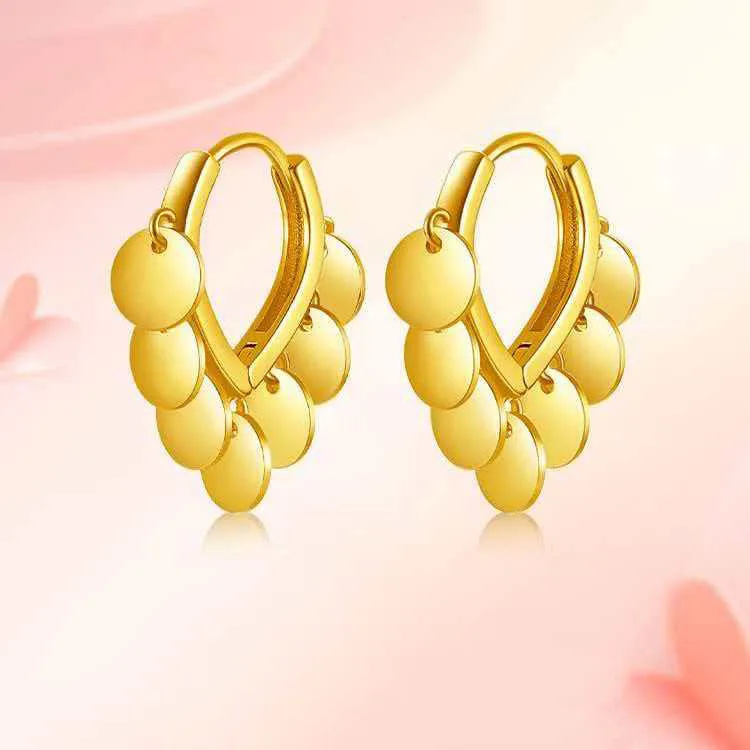 

Легкие, роскошные, модные, минималистичные блестящие серьги-диски — идеальный аксессуар для легкого улучшения женственного облика.