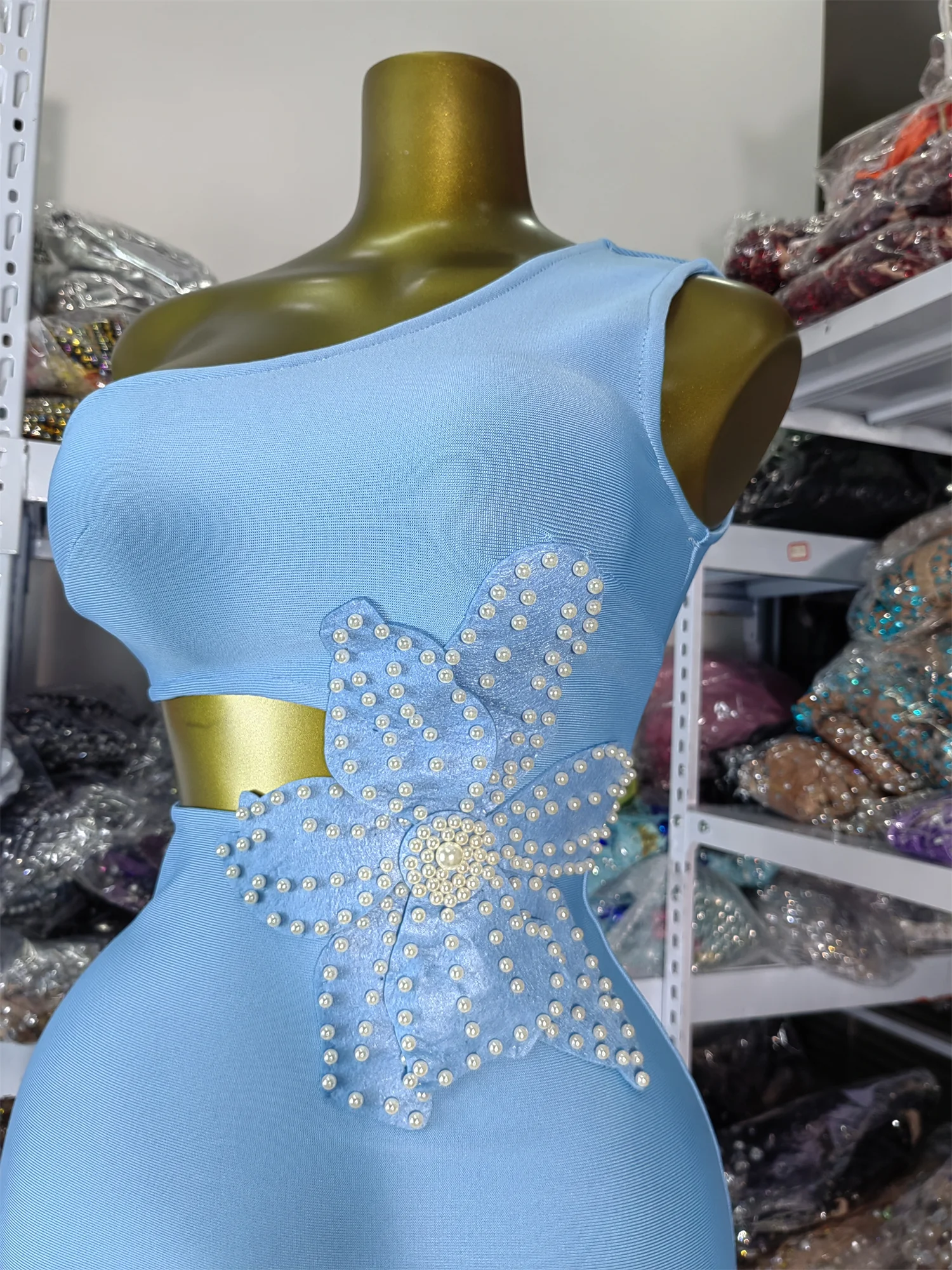 Venta de fábrica, vestido clásico del vendaje para mujer, azul cielo, un hombro recortado, bordado de perlas, hasta la rodilla, vestidos de fiesta de calle