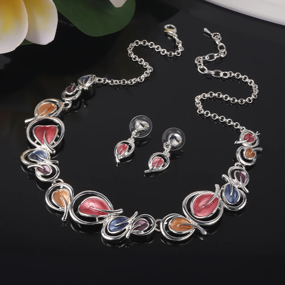 MeiceM Trendy Leaf Necklaces Ornaments on the Neck Fashion Enamel New Designer Chain Choker Pendant Necklace for Women Party