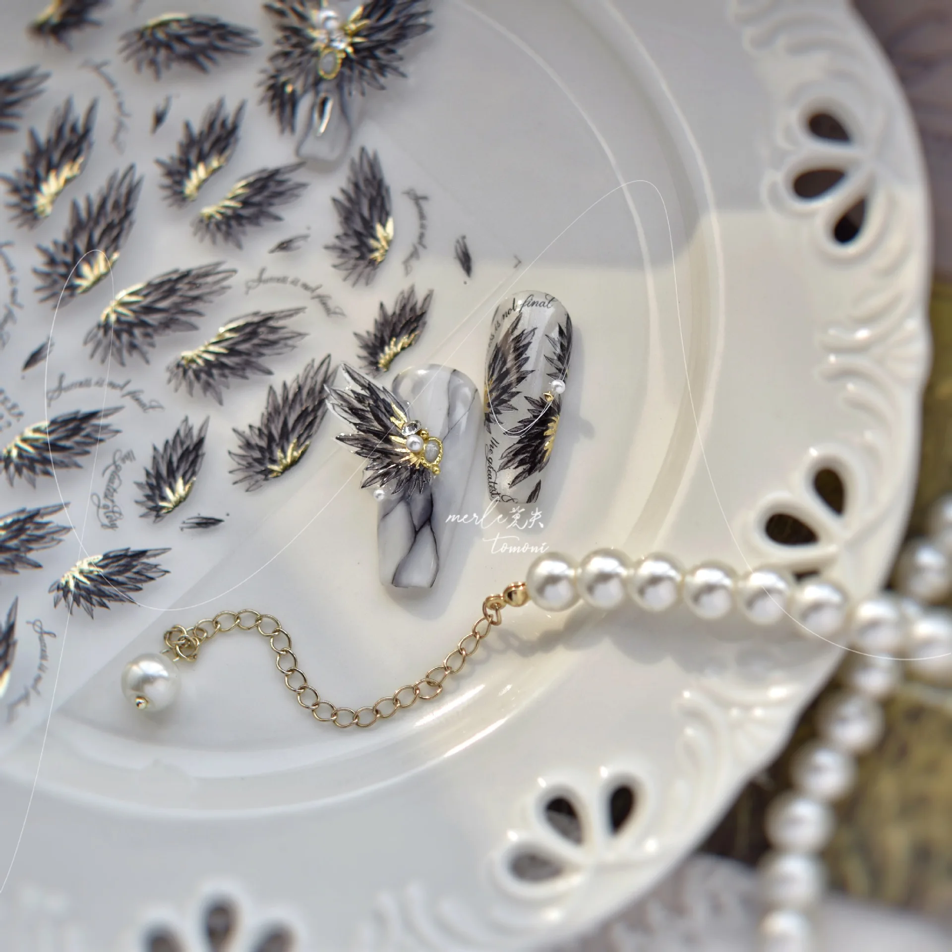 สติกเกอร์ติดเล็บลายปีกนางฟ้าสีขาวทอง ตัวอักษรภาษาอังกฤษ 5D ลายปีศาจ ขนนกในฝัน นกฟีนิกซ์ ลายลูกแพร์ แบบติดเองสำหรับตกแต่งเล็บ