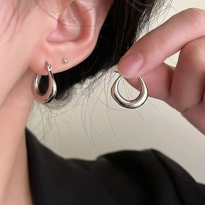 

Новые гладкие и изысканные большие круглые серьги оптом 2026, подходящие для женщин, девочек, свадебных вечеринок, драгоценностей из нержавеющей стали.