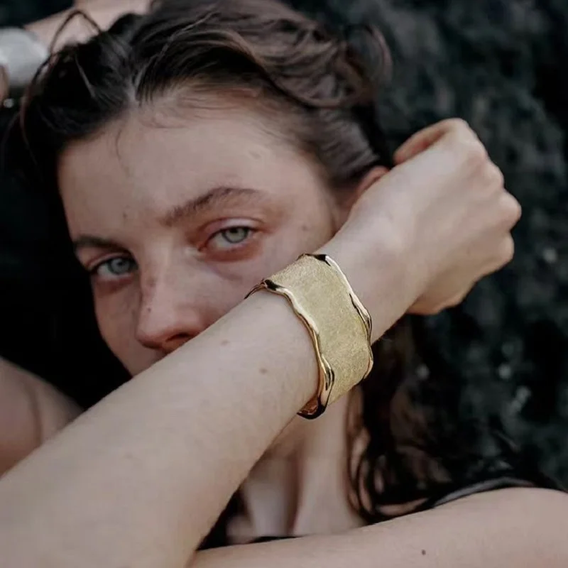 

Роскошный стильный браслет в стиле ретро с пескоструйной обработкой, подарки для женщин и девочек, модные украшения, Лидер продаж, подарок на вечеринку, 2025, новый стиль