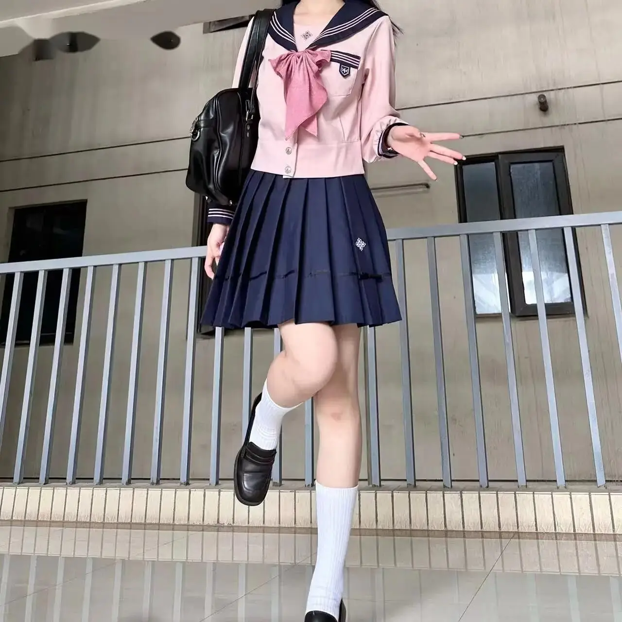 

A pink long-sleeved shirt with a Japanese campus style and a cute JK sailor suit with a pleated skirt, suitable for daily use